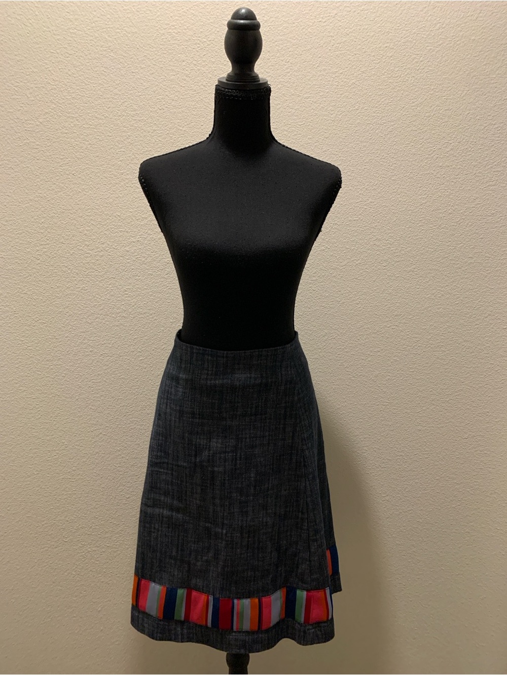 Lesley Evers Classic Dark Denim A-Line Skirt with Multicolor Hem (Size XL)
